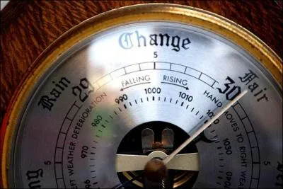 Comment s'appelle l'instrument de mesure qui permet de mesurer la pression atmosphérique ?