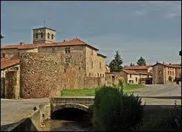 Nous sommes à Pouilly-lès-Feurs, commune Ligérienne située en région ...