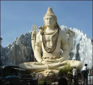 Dans l'hindouisme, on croit au Brahman, qui est un « principe divin » en 3 : Brahma le créateur, Vishnu le Protecteur, et Shiva le destructeur. Brahman est en quelque sorte la réalité suprême. Mais associées à lui, il y a des milliers de petites divinités qui sont elles aussi reconnues. L'homme...