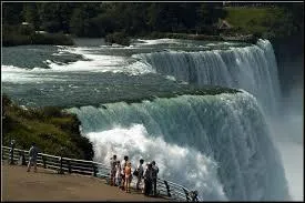 À quel pays les États-Unis sont-ils reliés grâce à la rivière Niagara ?