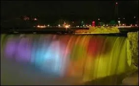 Quelle personne a été la première, en 1604, à fournir une description écrite complète des chutes du Niagara ?