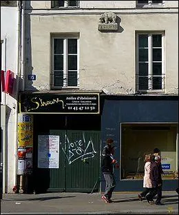 Dans quel arrondissement se trouve la voie nommée "Cour de l'Ours" à Paris ?