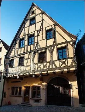 Lequel de ces noms appartient à ce monument historique situé à Riquewihr ?