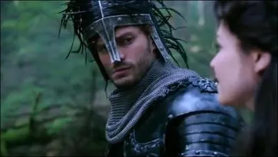 Que demande Régina au chasseur vis à vis de Blanche Neige ?