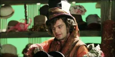 A cause de qui et comment le chapelier fou est-il resté au pays des merveilles ?