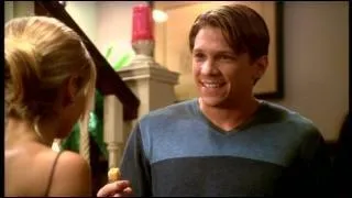 [Intrigues en sous-sol] Avec quoi Riley essaye-t-il de draguer Buffy  ?