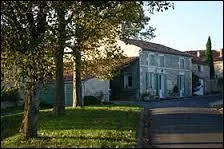 Nous sommes à Juicq, commune picto-charentaise située dans le département ...