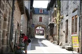 Nous déambulons dans les rues de Marcolès, ville Cantalienne située en région ...