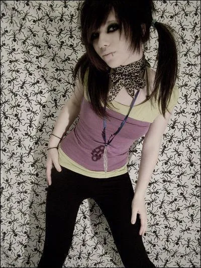 Cette personne est Dani Gore :