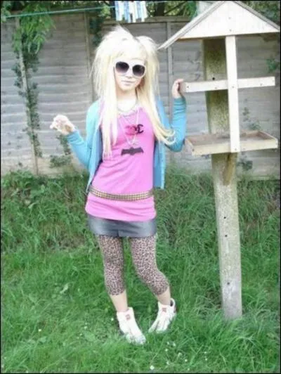 Cette personne est Dakota Rose :