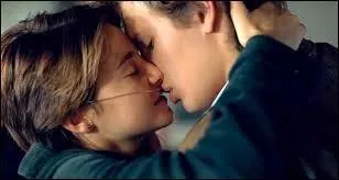 Où sont-ils la première fois qu'ils s'embrassent ?