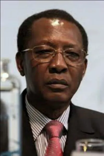 Au Tchad, quel est le président actuel, un militaire de formation, devenu aujourd'hui un homme politique influent dans sa sous-région ?