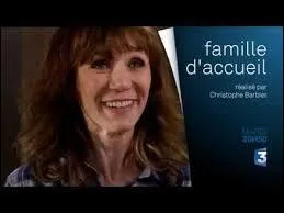 Au début de l'épisode, quelle est la couleur du chapeau porté par l'unique fille ?