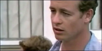 Qui interprète le rôle de Tom Summers, venu enseigner la cuisine ?