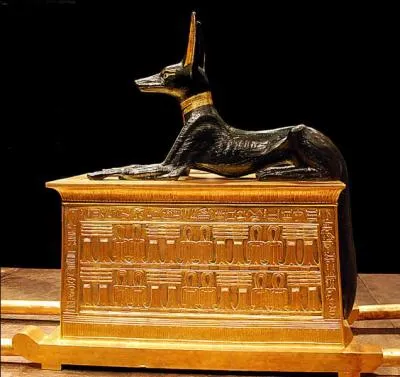 Quel est ce coffre où il est souvent représenté allongé ?