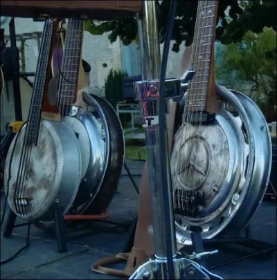 Pour les ceusses qui, pauvres diables, chantent toujours faux mais voient juste : &agrave; gauche, une basse T&eacute;flon (sans mati&egrave;res grasses ! ) et &agrave; droite :