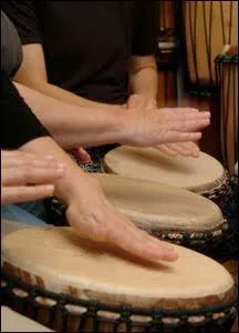 Par contre, j'ai vu, de mes yeux vu (et entendu surtout), des bandes de joyeux lurons "jouer de la peau de bique", en grappes de dix, sur la place. Ma foi qu'est-ce ?