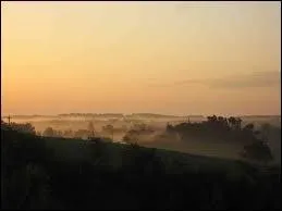 Commencer à faire jour devient ---- en espagnol.