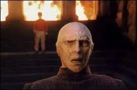 Comment s'appelle le sorcier qui a mal tourn&eacute; et qui a voulu tuer Harry ?