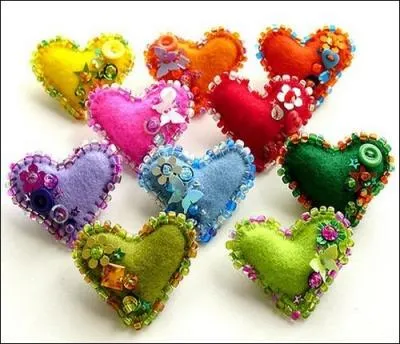 Le cur qui est tout en bas, à droite de l'image, est...