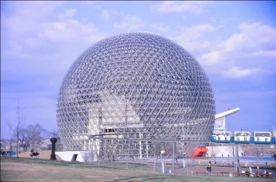 Elle s'appelle la Biosphère et c'est le dôme géodésique le plus imposant au monde. Il a été conçu par l'architecte Richard Buckminster Fuller pour l'exposition universelle de 1967. Mais quel pays représentait-il ?
