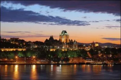 Le château est situé devant un cap qu'on voit ici illuminé. Ce cap est magnifique et célèbre, il faut absolument le voir la nuit. Comment s'appelle-t-il ?