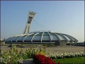 Montréal a une autre sorte de château c'est le stade olympique de Montréal conçu par l'architecte français Roger Taillibert. Pur chef d'oeuvre avec comme défaut majeur sa toiture amovible qui ne cesse d'engendrer des réparations, il divise la population. En 2006 on évalue son coût avec ses réparations et intérêts à ...