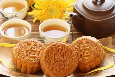 Quels sont ces gâteaux chinois, atypiques, pouvant contenir du salé et du sucré et dont le motif nous renseigne sur ce qu'il y a à l'intérieur, si toutefois vous savez lire et comprendre le chinois ?