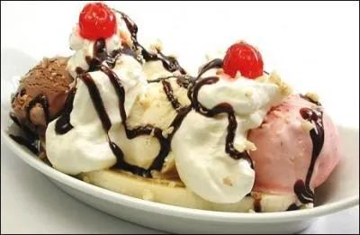 Quel est ce dessert glacé très gourmand composé d'une boule vanille, d'une boule fraise, d'une boule chocolat ainsi que de crème chantilly, de sauce au chocolat chaud et de banane ?