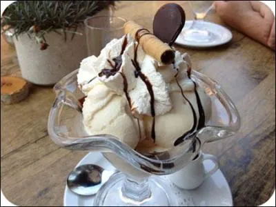 Des boules vanille, de la crème chantilly, du chocolat noir fondu et un délice en plus dans la bouche. Qu'est-ce ?