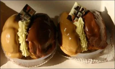 Un chou au chocolat, l'autre au café. Qu'est-ce ?