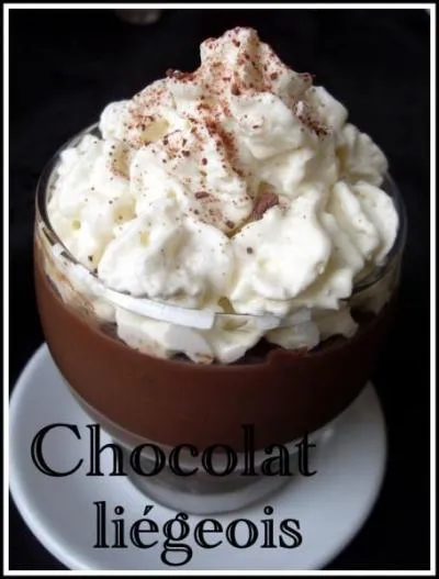 Une crème glacée au chocolat surmontée d'une bonne crème chantilly. Quel est ce dessert très gourmand et tellement bon ?