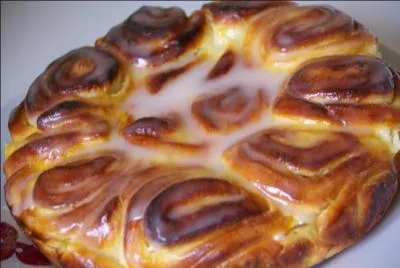 Une brioche, moelleuse, fourrée d'une délicieuse crème pâtissière avec un goût unique. Qu'est-ce ?