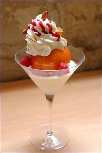 Une demi-pêche, un sirop vanillé léger, accompagnés de glace à la vanille et de coulis de framboise. Qu'est-ce qui est si bon, si intense, si fondant ?