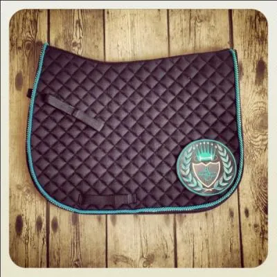 Pourquoi met-on un tapis en dessous de la selle ?