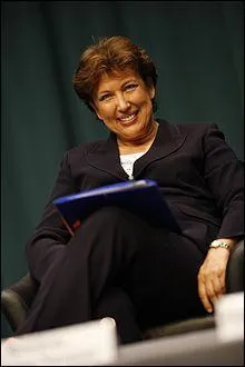 Avant de se lancer dans une carrière d'animatrice de télévision, Roselyne Bachelot fut plusieurs fois ministre. Quel titre n'a PAS été le sien ?