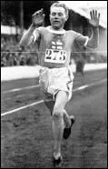 3 - Voici un athlète finlandais, l'homme le plus âgé de ce classement, puisqu'il est né au XIXe siècle et mort en 1973. Avec 9 médailles d'or et 3 d'argent, il régna sur le monde de l'athlétisme durant 15 ans. Comment s'appelle-t-il ?
