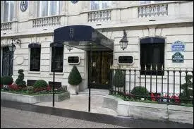 8 - Le 5 décembre 2008 à Paris, c'est au tour de la joaillerie de luxe Harry Winston de subir un braquage. Trois hommes armés dérobent 85 millions d'euros de bijoux. En quoi s'étaient-ils déguisés ?