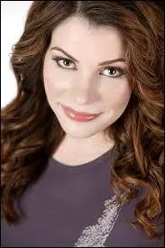 Qui a écrit la saga littéraire Twilight ?