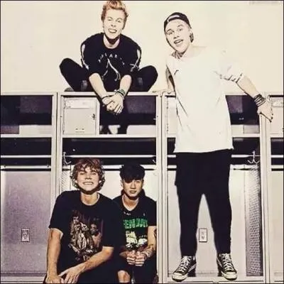 Comment se nomme leur première tournée mondiale ?