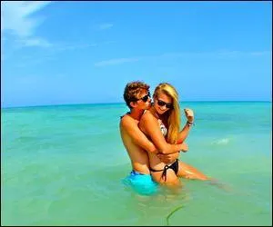 Comment se nomme l'ancienne petite amie d'Ashton ?