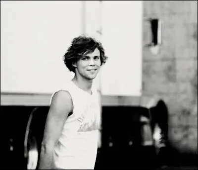 De quelle couleur était le tee-shirt favori d'Ashton ?