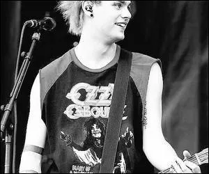 Michael Clifford est celui qui :