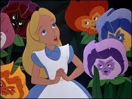 Quelle fillette blonde se perd à l'intérieur de ses rêves alors que sa sur lui lisait un texte ?