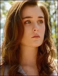 Comment s'appelle la fille qui "revit" grâce au dôme ? (saison 2)