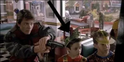 Qui est le petit garçon flèché ?