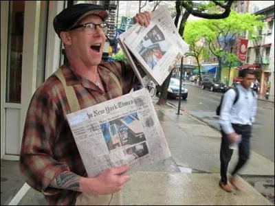 Un vendeur de journaux parcourt les rues en s'écriant : escroquerie du siècle, un passant est la 200e victime ! Un homme l'arrête et lui achète un journal, fais quelques pas, et ouvre son journal, il constate alors que les pages sont vides, et au loin il entend :