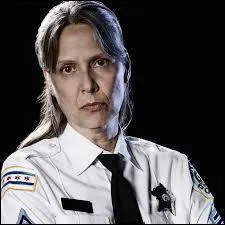 Quel est le nom du sergent à l'accueil ?