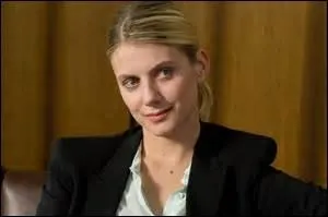 Comment s'appelle la détective d'Interpol qui l'aide à les coincer ?