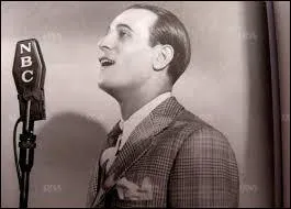 « Dans une vieille ruelle
Tout près de la citadelle ------- Dans la nuit toujours si belle
On entend des ritournelles
Des bravos. »